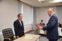 林業振興委員会委員の功労者として表彰される宇野さん