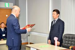 球温暖化対策資金の寄付で表彰を受けるバンドウの坂東辰哉さん