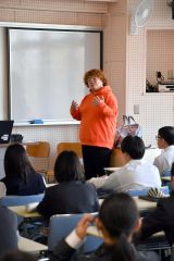 清水高校でヤングケアラーについて話す加藤センター長