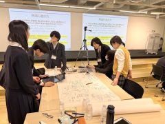 熟議する1班のメンバー。右奥が渋谷さん