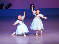 優雅なダンスを披露する子どもら