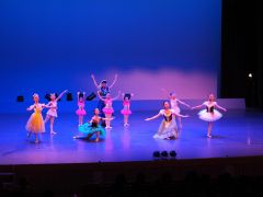 優雅なダンスを披露する子どもら