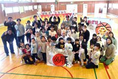 壮行会の最後には坂本さん（中央）で囲んで記念撮影も行った