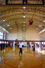 生徒たちから渡されたエールのこもったボールでシュートを決める坂本さん（中央）