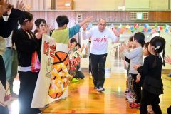 デフバスケ女子日本代表ＨＣ、坂本さんに生徒たちエール　勤務する帯広聾学校で壮行会