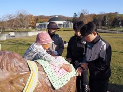 丁寧にブランケットを巻き付けた