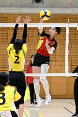 【女子2回戦・帯南商―北海】左サイドからストレートコースにスパイクを打つ帯南商の矢萩梨花