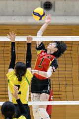 【女子2回戦・帯南商―北海】左サイドからスパイクを打ち込む帯南商の林梨花主将