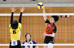 【女子2回戦・帯南商―北海】センターから強烈なスパイクを打ち込む帯南商の富田凛