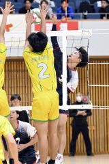 【男子2回戦・帯三条―北海】左サイドからスパイクを放つ帯三条の田賀汐恩主将