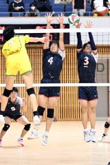 【男子2回戦・帯三条―北海】相手スパイクをブロックで防ぐ帯三条の(右から)田賀汐恩主将と後藤綸太