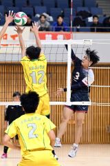 【男子2回戦・帯三条―北海】左サイドからスパイクを打ち込む帯三条の田賀汐恩主将