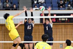 【男子2回戦・帯三条―北海】相手のスパイクをブロックで防ぐ帯三条の(右から)前田蒼翔と小田桐青良