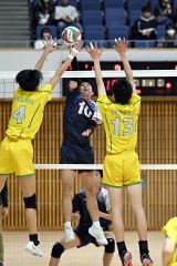 【男子2回戦・帯三条―北海】センターからスパイクを打ち込む帯三条の小田桐青良