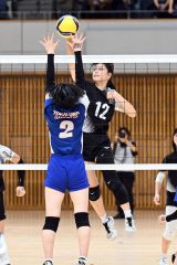 【女子2回戦・白樺学園―東海札幌】センターからクイック攻撃を仕掛ける白樺学園の並川玲央菜