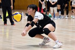 【女子2回戦・白樺学園―東海札幌】相手サーブを確実にレシーブする白樺学園の横内葵