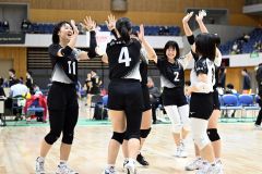 【女子2回戦・白樺学園―東海札幌】得点を重ねハイタッチで喜び合う白樺学園の選手