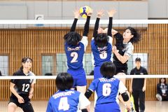 【女子2回戦・白樺学園―東海札幌】左サイドから力強いスパイクを打ち込む白樺学園の伊井田光浬
