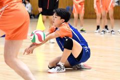 【男子2回戦・白樺学園―恵庭南】相手サーブをレシーブする白樺学園のリベロ酒井翔汰