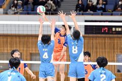 【男子2回戦・白樺学園―恵庭南】相手ブロックをかわしながらスパイクを打ち込む白樺学園の笹井夢聖