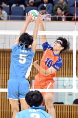 【男子2回戦・白樺学園―恵庭南】左サイドから力強くスパイクを放つ白樺学園の安原大翔