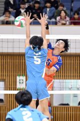 【男子2回戦・白樺学園―恵庭南】中央からスパイクを打ち込む白樺学園の大西智也