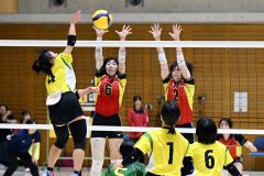 【女子2回戦・帯南商―北海】相手スパイクをブロックで防ぐ帯南商の(右から)富田凛と唐崎愛華