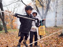 ロープ渡りを楽しむ子ども