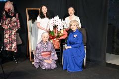 舞台に出演した中川さん（後列右）ら