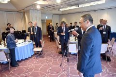 乾杯する出席者