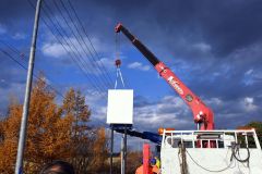 新カントリーサインの取り換え工事の様子