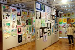 管内町村の小・中学生の絵画や図工作品が並んだ十勝子ども大会