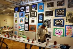 管内町村の小・中学生の絵画や図工作品が並んだ十勝子ども大会