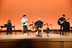 「島人ぬ宝」など3曲を演奏したホンマチャンバンド