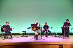 ヒップホップダンスからカラオケ、バンド演奏まで、さまざまな芸能が披露された