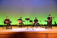 ヒップホップダンスからカラオケ、バンド演奏まで、さまざまな芸能が披露された