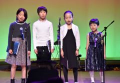「いつも何度でも」などを合唱した中村ピアノ教室の児童4人