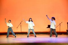 ヒップホップダンスを披露する陸別キッズダンスチーム