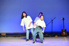 ヒップホップダンスを披露する陸別キッズダンスチーム