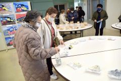 陸別小や陸別中の子どもたちの作品を鑑賞する参加者