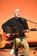 「島人ぬ宝」など3曲を演奏したホンマチャンバンド