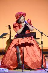 ヒップホップダンスからカラオケ、バンド演奏まで、さまざまな芸能が披露された