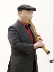 平和への祈りを込めた橘さんの尺八演奏