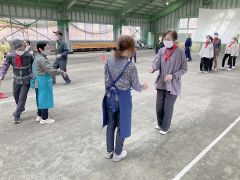 軽スポーツを楽しむ参加者ら（町社会福祉協議会提供）