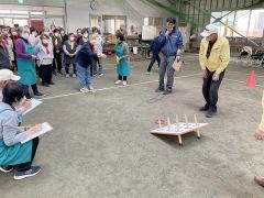 軽スポーツを楽しむ参加者ら（町社会福祉協議会提供）