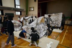 保温用アルミシートによる保温状態などを確認する子どもたち