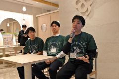 酪農の魅力を伝える（右から）辻さん、杉本さんら