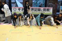 あめを並べる園児