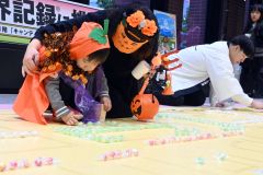 あめを並べる参加者たち