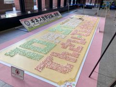 あめを並べる参加者たち